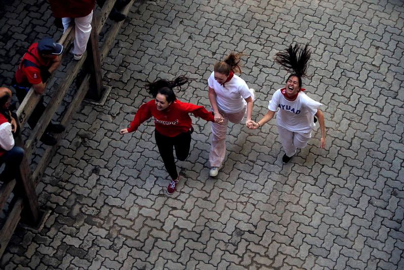 Tres corredoras llegan juntas al callejón