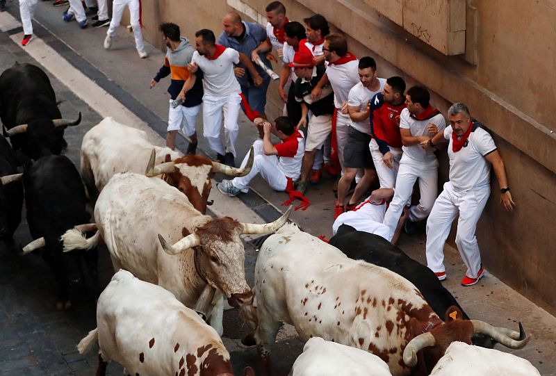 Algunos corredores ven el paso de la manada