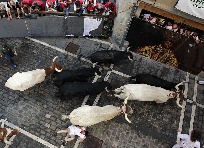 Los toros trazan la curva de Mercaderes