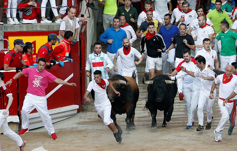 Mozos y toros entran en la plaza