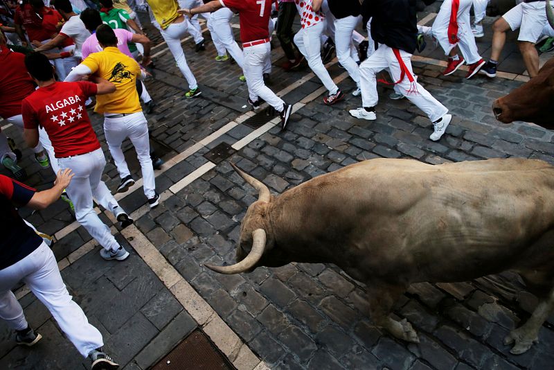Pregonero traza la curva de la calle Mercaderes