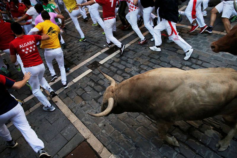 Pregonero traza la curva de la calle Mercaderes