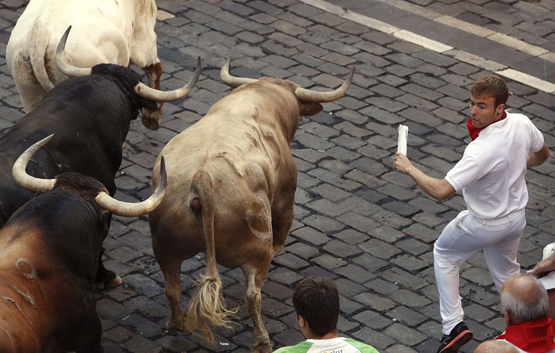 Los toros irrumpen en la plaza del Ayuntamiento