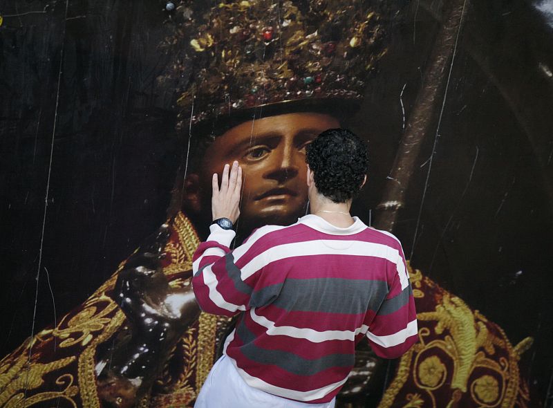 Un mozo se encomienda a San Fermín