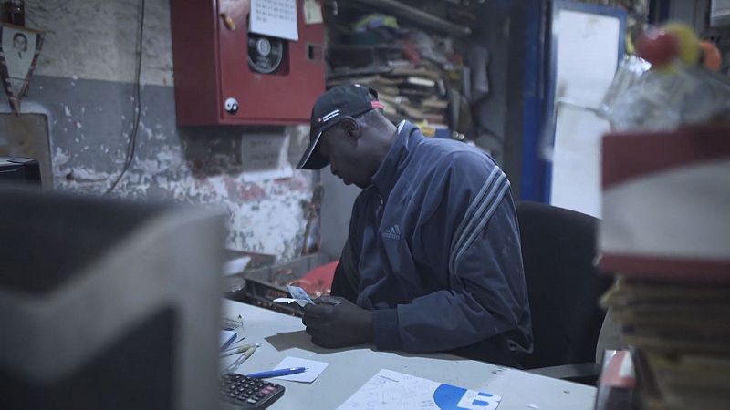 El documental "Salir del paso" se interna en un espacio cerrado donde conviven los inmigrantes que trabajan con la chatarra