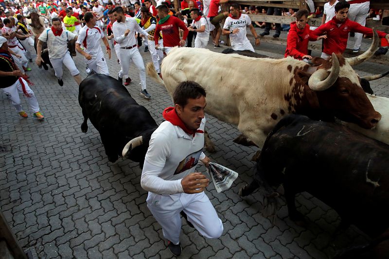 Un corredor delante de los toros de la ganadería gaditana La Palmosilla.