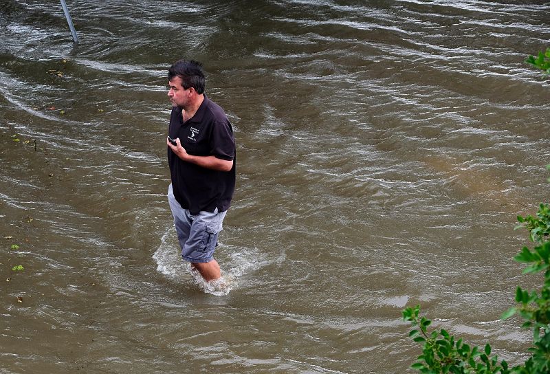 Chris Ladner camina por una zona inundada cercana al lago Pontchartrain