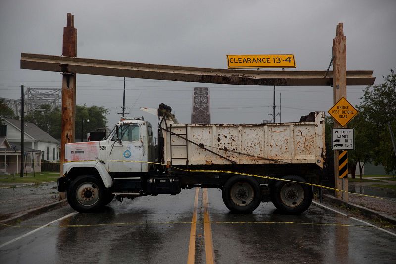 Un camión bloquea el paso a un puente en Morgan City