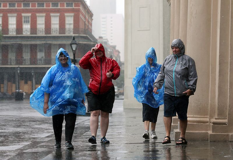 Un grupo de turistas pasea por el barrio francés de Nueva Orleans