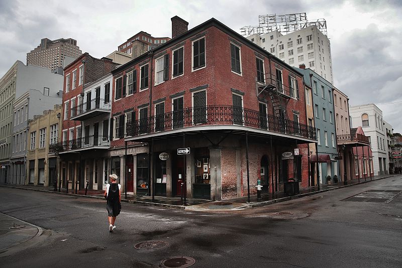 Un hombre camina por las calles vacías del barrio francés de Nueva Orleans