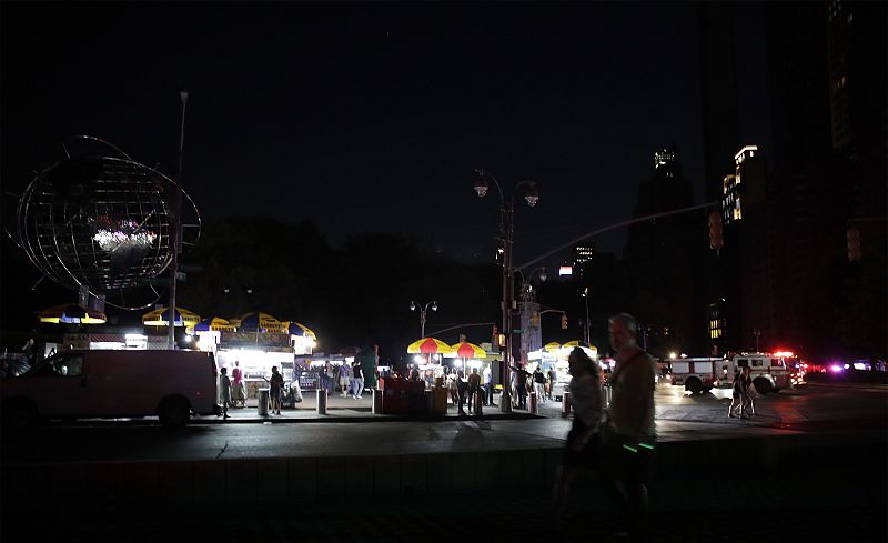 Numerosos transeúntes pasean frente a la Trump International Tower y Central Park en Manhattan durante el apagón.