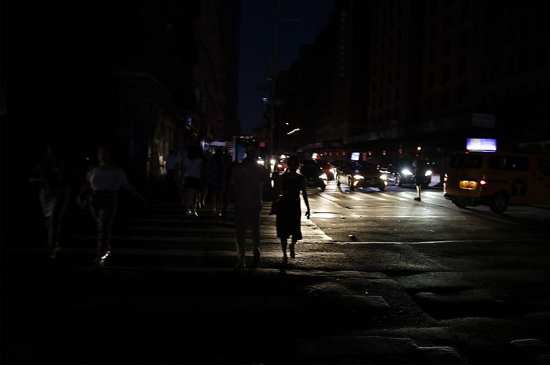 Blackout hits midtown Manhattan