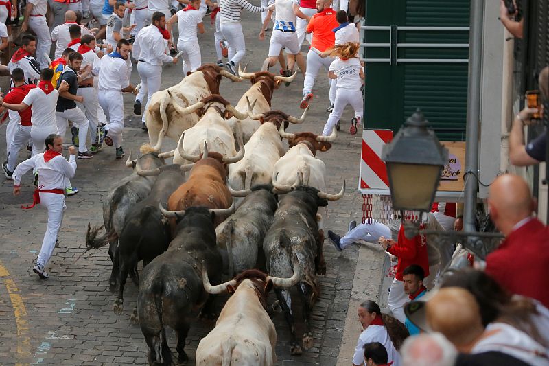 Los corredores participan en el último encierro de los Sanfermines 2019.