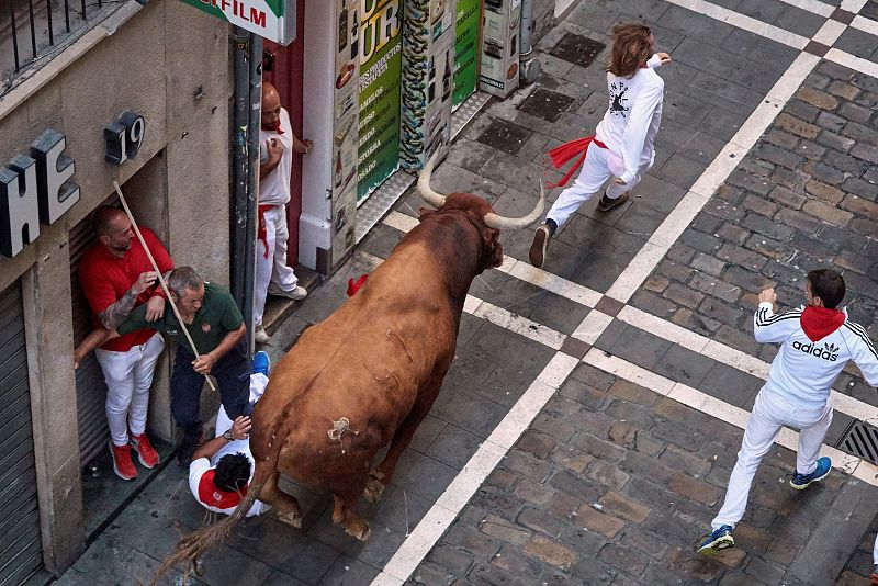 Los toros de la ganadería sevillana de Miura, a su paso por el inicio del tramo de la Estafeta, durante el último encierro de los Sanfermines 2019.