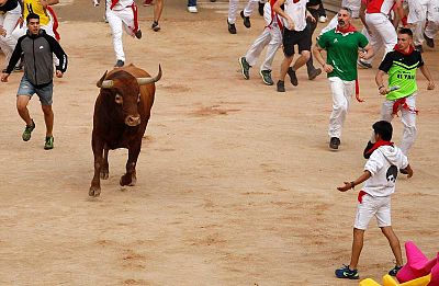 Un toro colorado rezagado ha retrasado la finalizaciÃ³n del encierro.