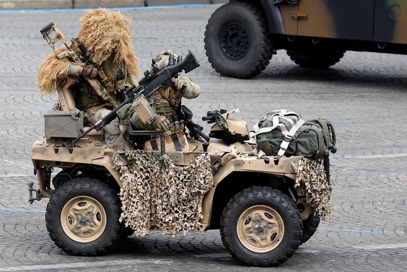 Soldados franceses realizan un ejercicio militar durante el desfile