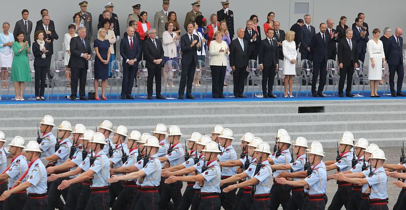 Los bomberos de París desfilan frente a la tribuna de autoridades