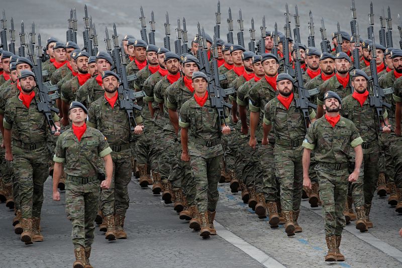 Soldados españoles desfilan en los Campos Elíseos