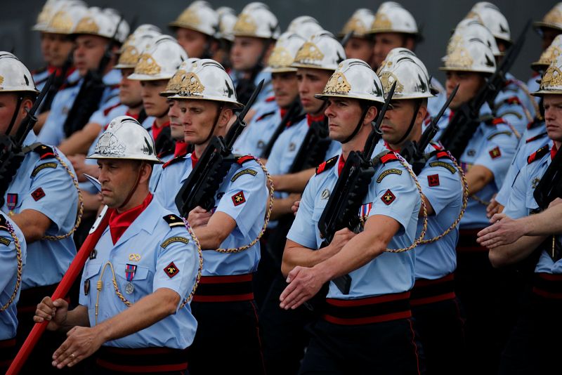 Bomberos franceses desfilan en los Campos Elíseos