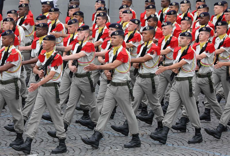 La Brigada Franco-Alemana desfila en los Campos Elíseos