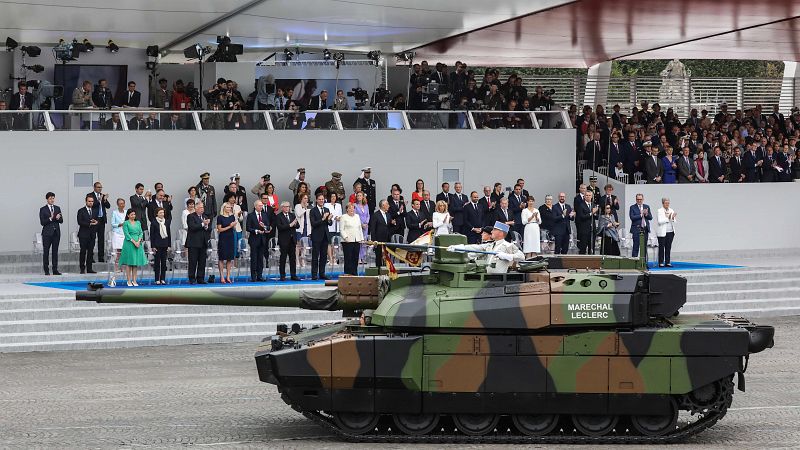 Un tanque Char Leclerc participa en el desfile en los Campos Elíseos