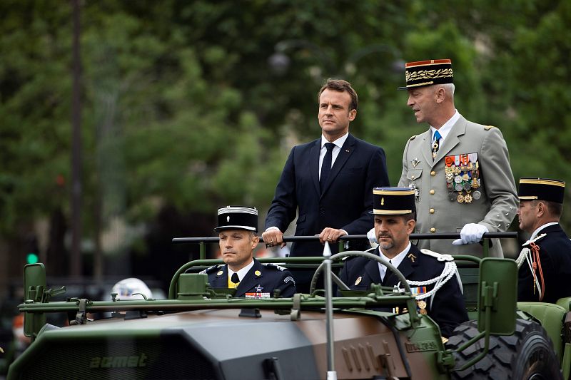 El presidente de Francia, Emmanuel Macron, desfila en un vehículo Acmat VLRA junto al general Francois Lecointre