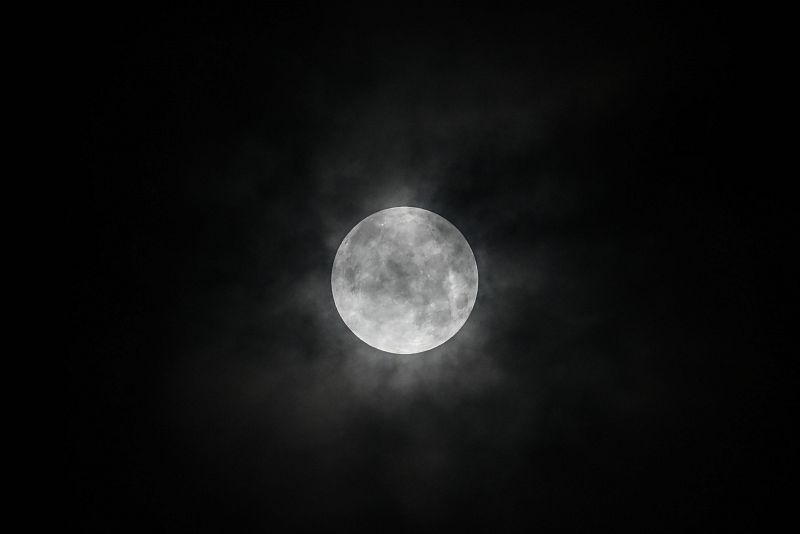 El eclipse parcial de luna, en imágenes