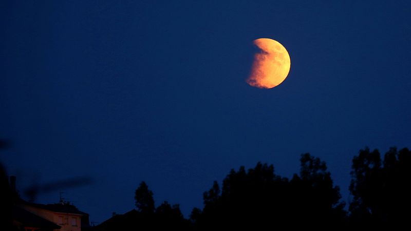 El eclipse parcial de luna, en imágenes