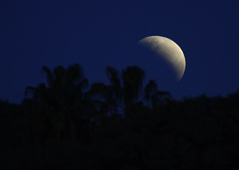 El eclipse parcial de luna, en imágenes