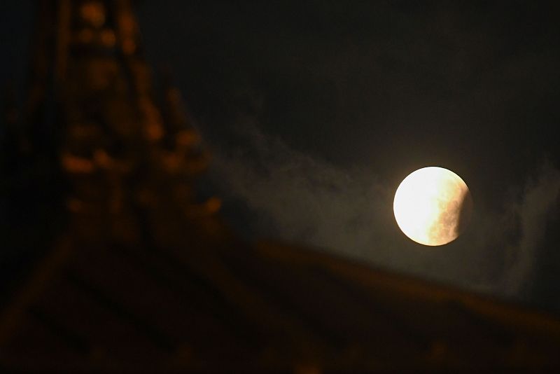 El eclipse parcial de luna, en imágenes