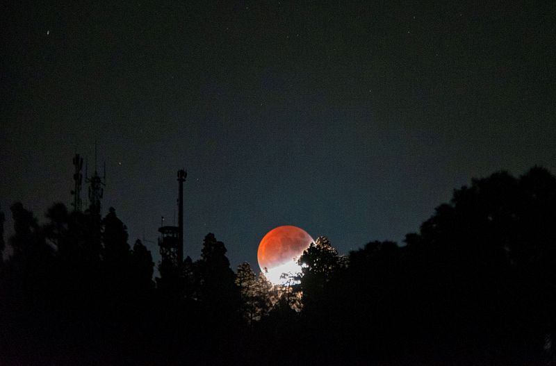 El eclipse parcial de luna, en imágenes