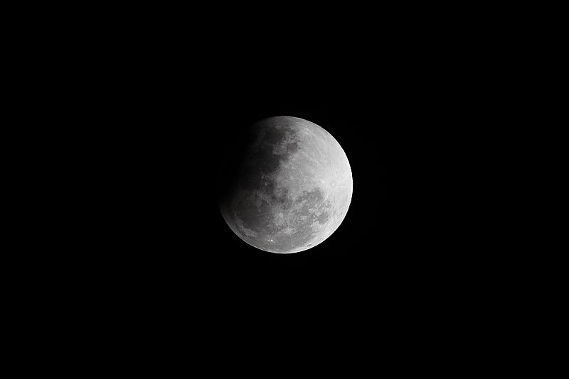 El eclipse parcial de luna, en imágenes