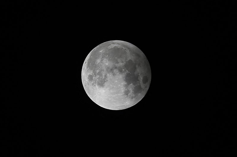 El eclipse parcial de luna, en imágenes