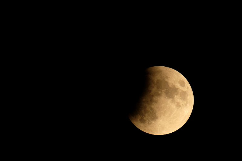 El eclipse parcial de luna, en imágenes