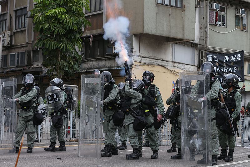 La policía antidisturbios dispara gases lacrimógenos para dispersar a los manifestantes