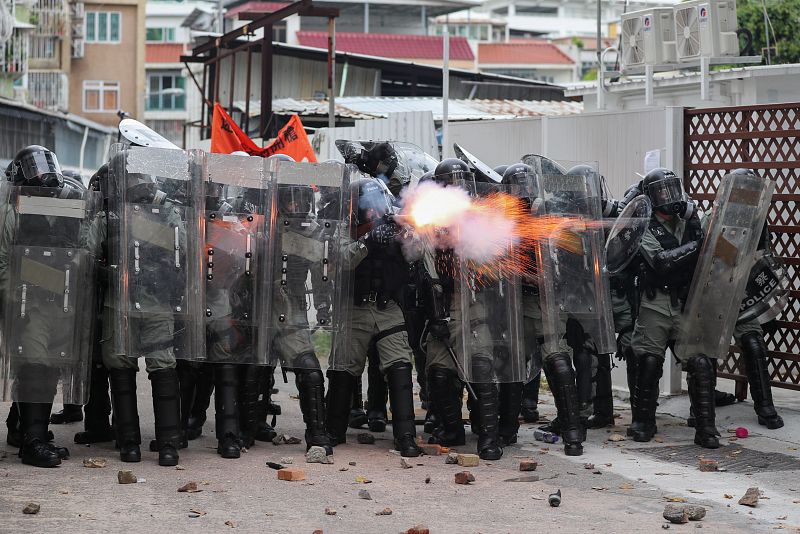 La policía dispara gas lacrimógeno contra los manifestantes