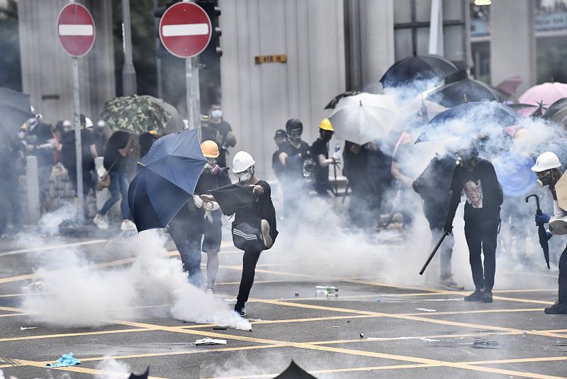 Los manifestantes se dispersan tras el lanzamiento de gas lacrimógeno