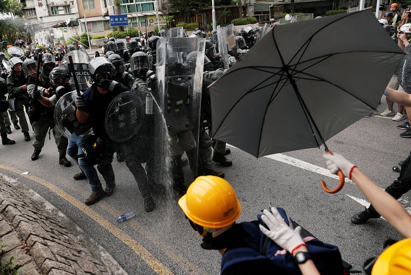 La policía usa gas pimienta contra los manifestantes