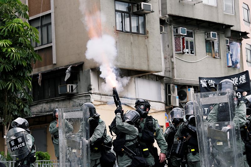 La policía dispara gas lacrimógeno para dispersar a los manifestantes