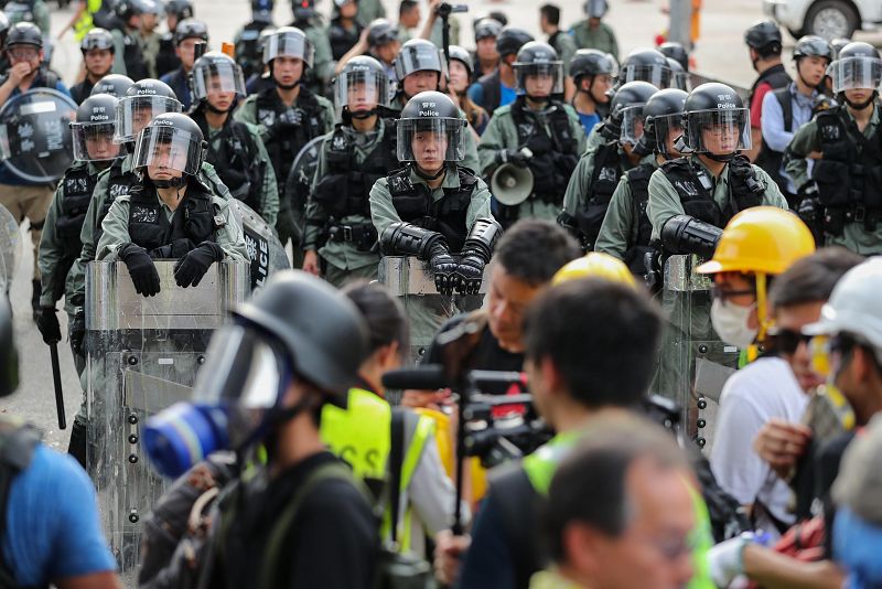 La policía antidisturbios impide el avance de la protesta