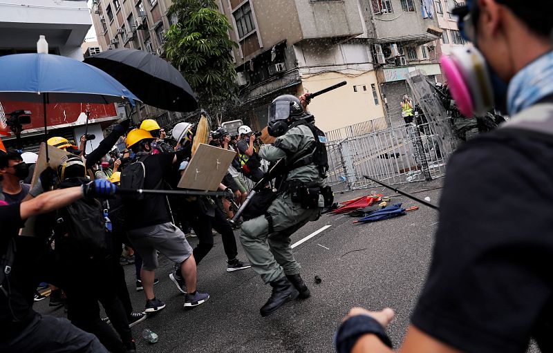 Los manifestantes se enfrentan a la policía