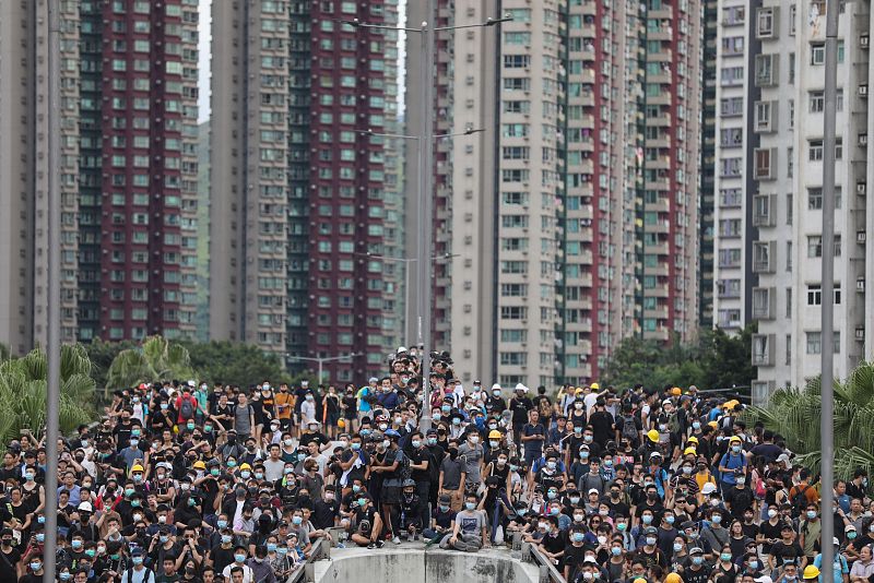 Multitudinaria protesta en las calles de Hong Kong