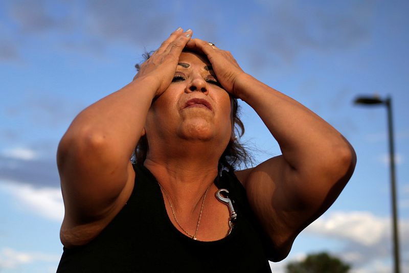 Una mujer reacciona tras el ataque al centro comercial Walmart en El Paso, Texas. 