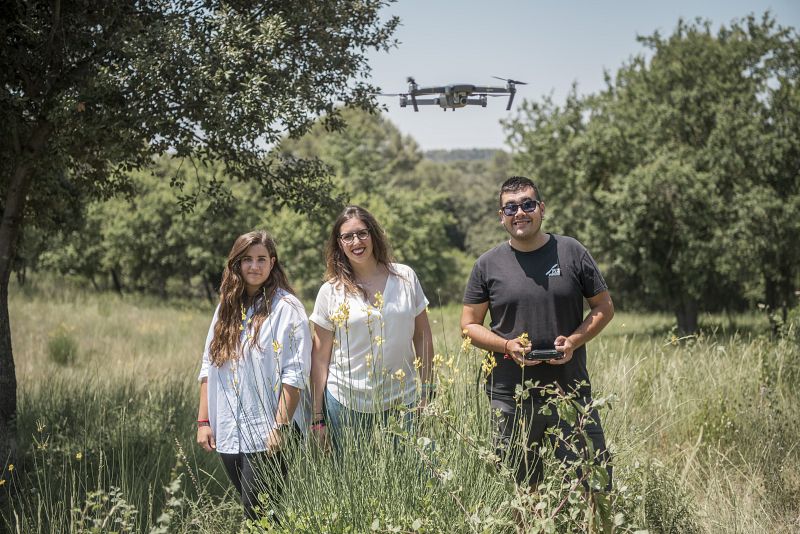 Andrea Henar, Sofía Osorio y Arnau Espejo, empresa dron Octocamvision para el programa ¡Qué Animal!