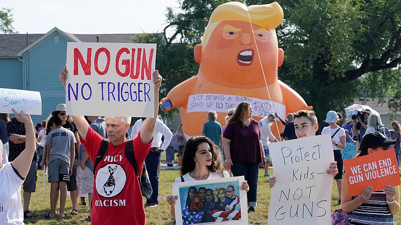 Manifestantes protestan contra la visita del presidente de los EE.UU., Donald Tump a Dayton en Ohio tres días después del tiroteo masivo que dejó nueve muertos