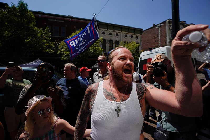 Partidarios de Donald Trump se enfrentan a los manifestantes anti armas en Dayton