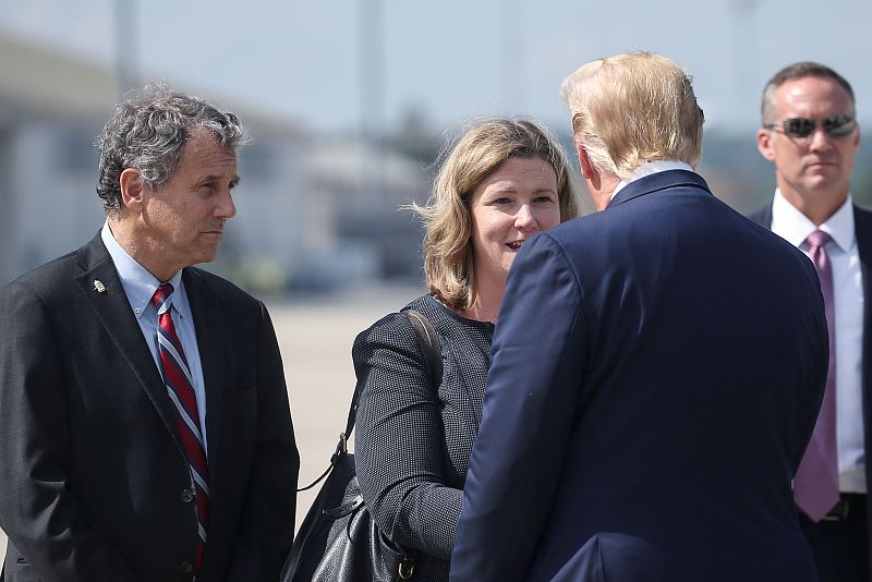 La alcaldesa de Dayton, Nan Whaley, recibe a Trump en el aeropuerto