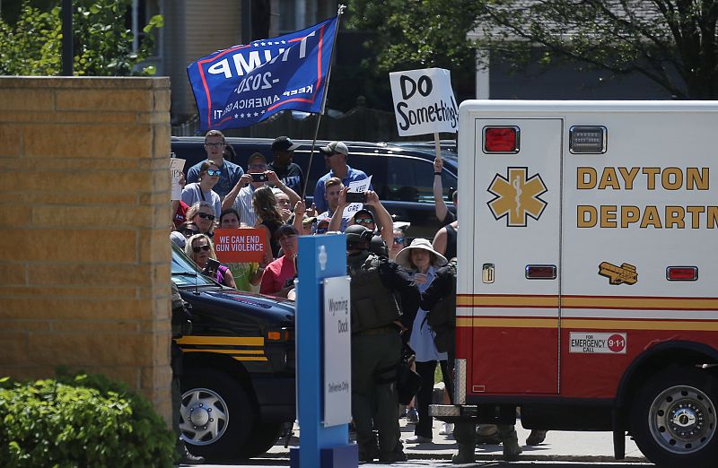 Frente al hospital de Dayton, manifestantes reciben a Donald Trump