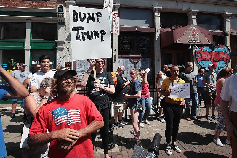 Partidarios y críticos con Trump le reciben en Dayton