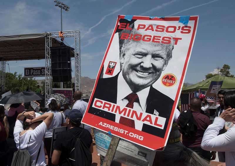 Varios manifestantes protestan contra la visita de Trump, al que califican como "el mayor criminal" de esta ciudad de Texas, después de que un tiroteo provocara la muerte de 22 personas el pasado fin de semana